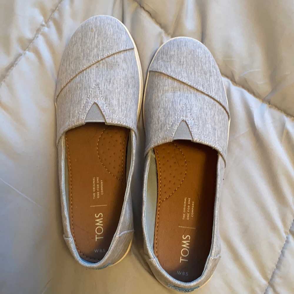 Tom’s 8.5 grey slip on shoes